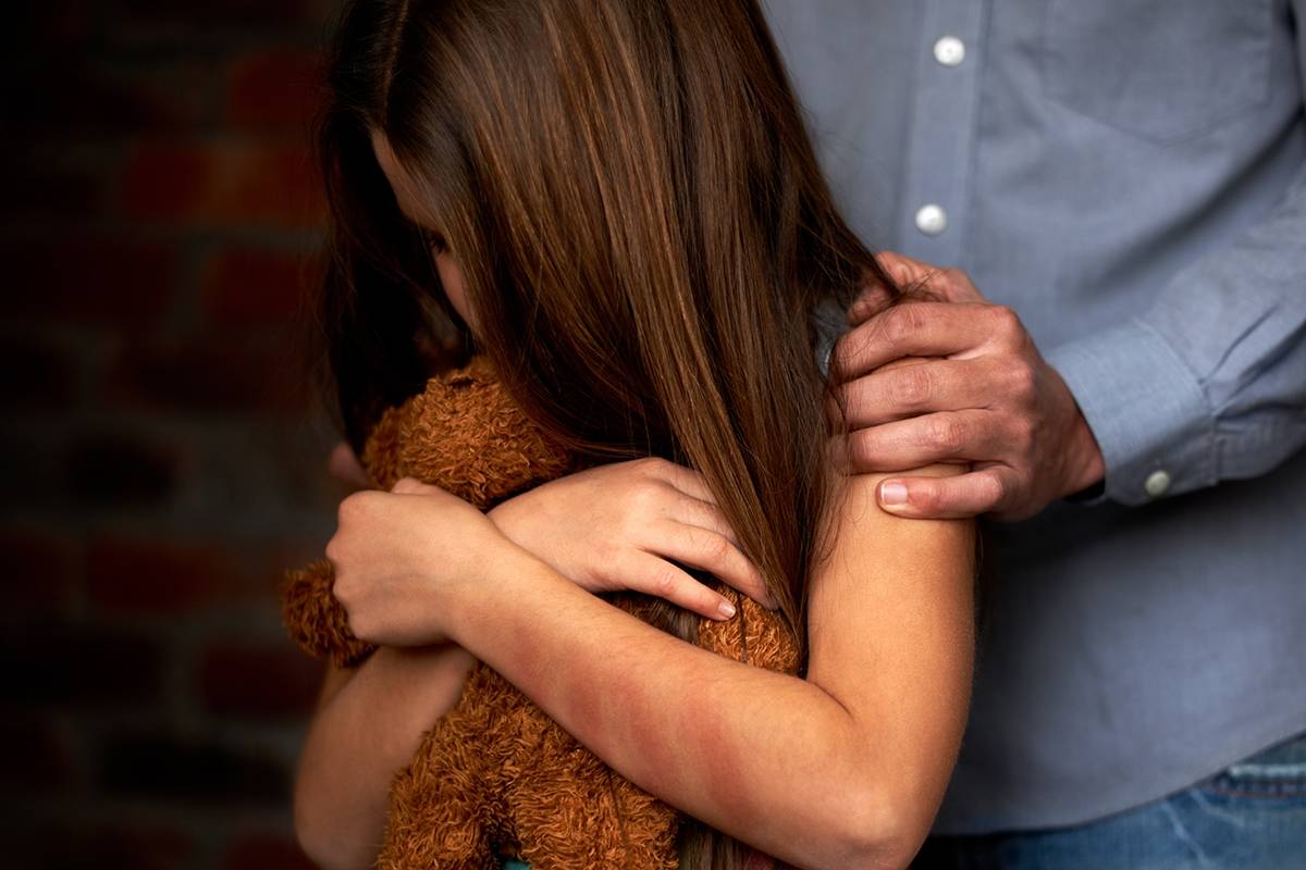 Домашний трах отчима с дочерью в наказание за мастурбацию и плохое поведение